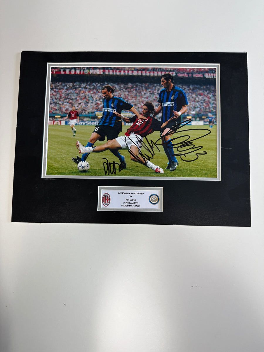 AC MILAN & INTER - RUI COSTA, ZANETTI & MARCO MATERAZZI - SIGNERT BILDE MED EKTEHETSBEVIS/COA