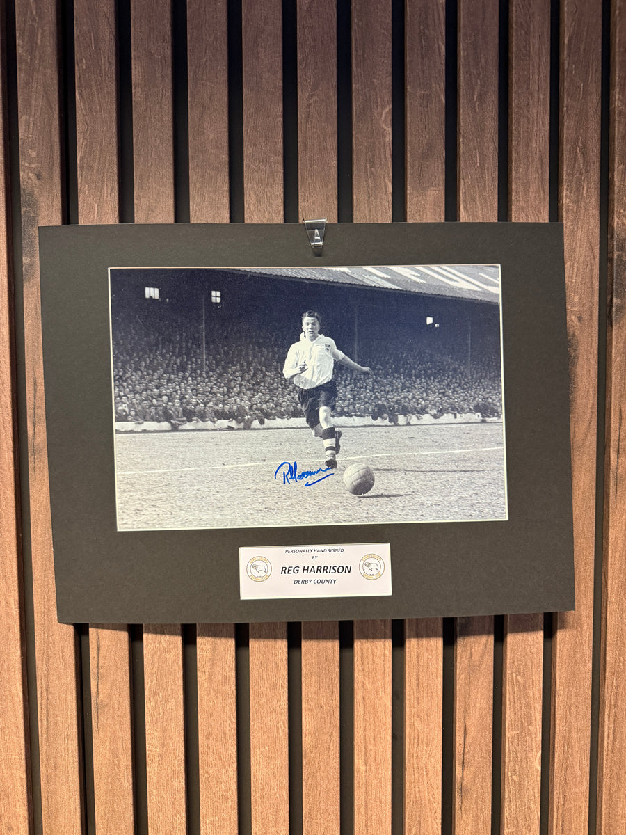 REG HARRISON - SIGNERT BILDE MED EKTEHETSBEVIS/COA