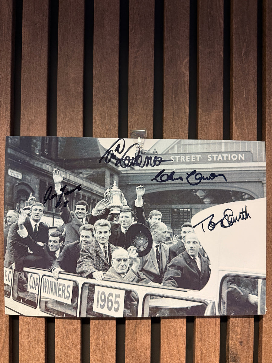 LIVERPOOL - RON YEATS, CHRIS LAWLER, TOMMY LAWRENCE & TOMMY SMITH - MULTISIGNERT BILDE MED EKTEHETSBEVIS/COA
