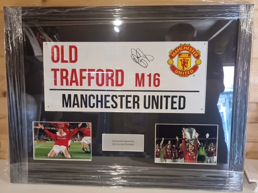 OLE GUNNAR SOLSKJÆR - SIGNERT INNRAMMET "ROAD SIGN" MED EKTEHETSBEVIS/COA