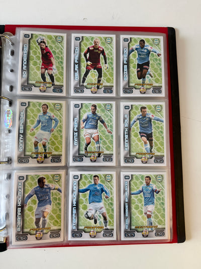 TIPPELIGAEN 2012 - KOMPLETT SERIE - BASE, TRENER, BADGE, INSERTS, PREMIEKORT & EN UÅPNET PAKKE