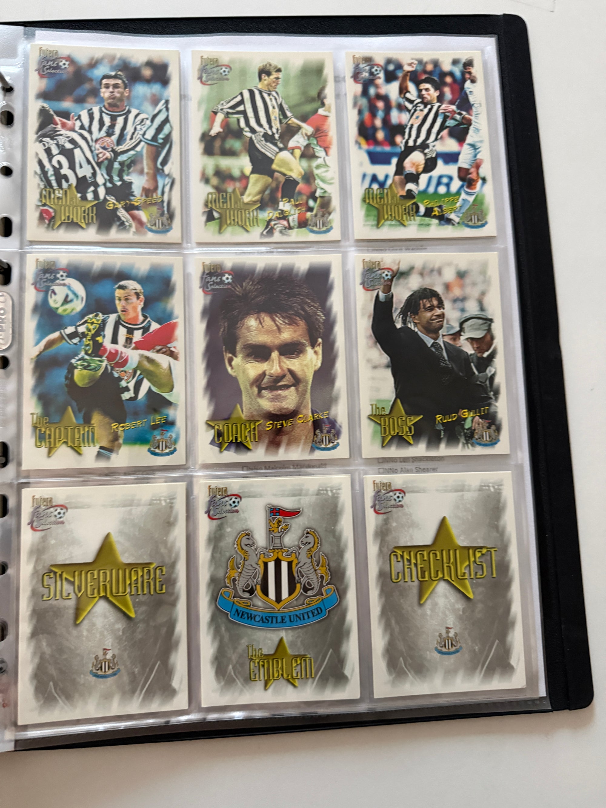 000. NEWCASTLE UNITED - FUTERA FANS SELECTION 1999 - KOMPLETT SETT + 9 CUTTING EDGE EMBOSED