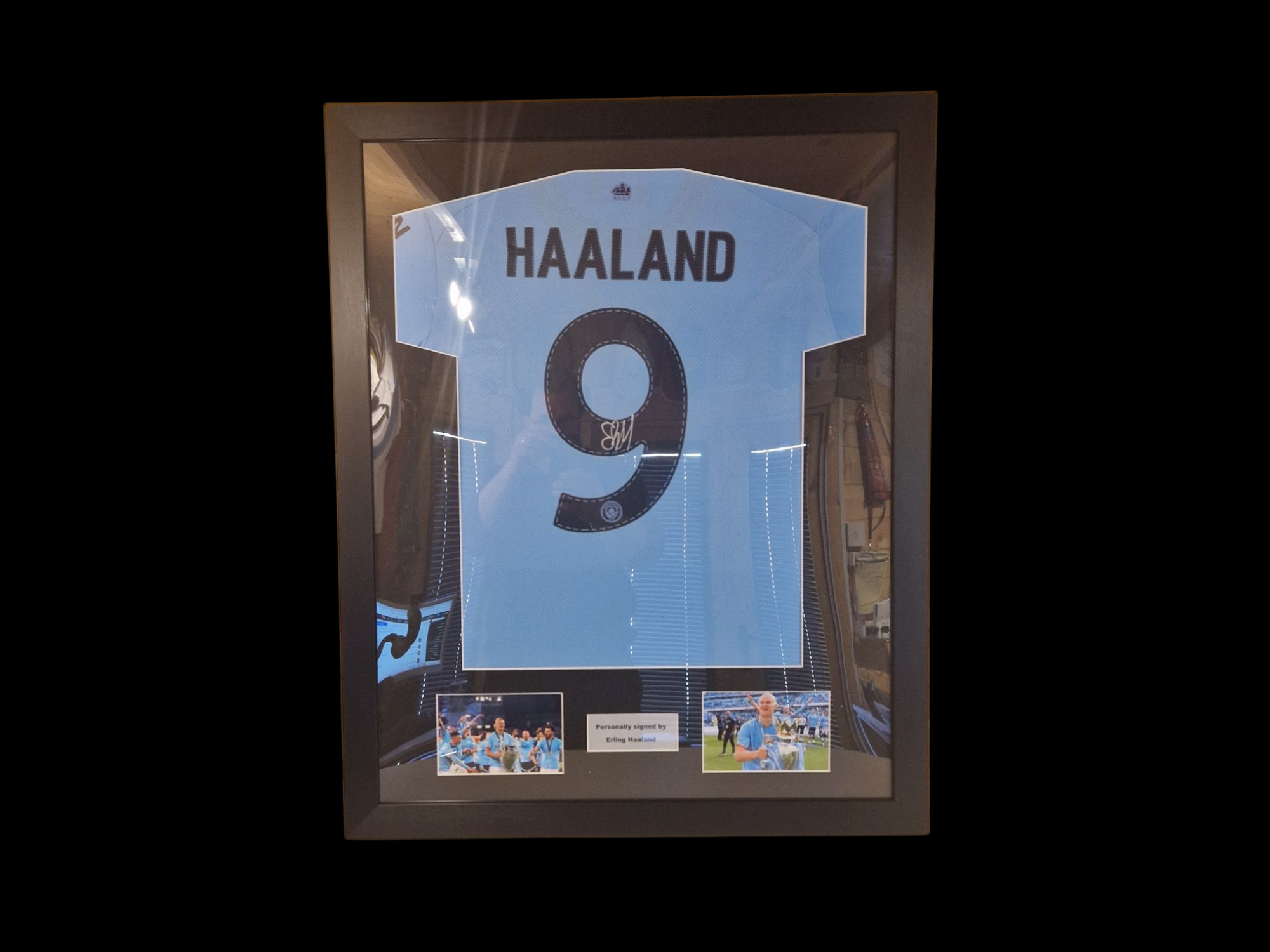 ERLING HAALAND - SIGNERT FERDIG INNRAMMET DRAKT MED EKTEHETSBEVIS/COA
