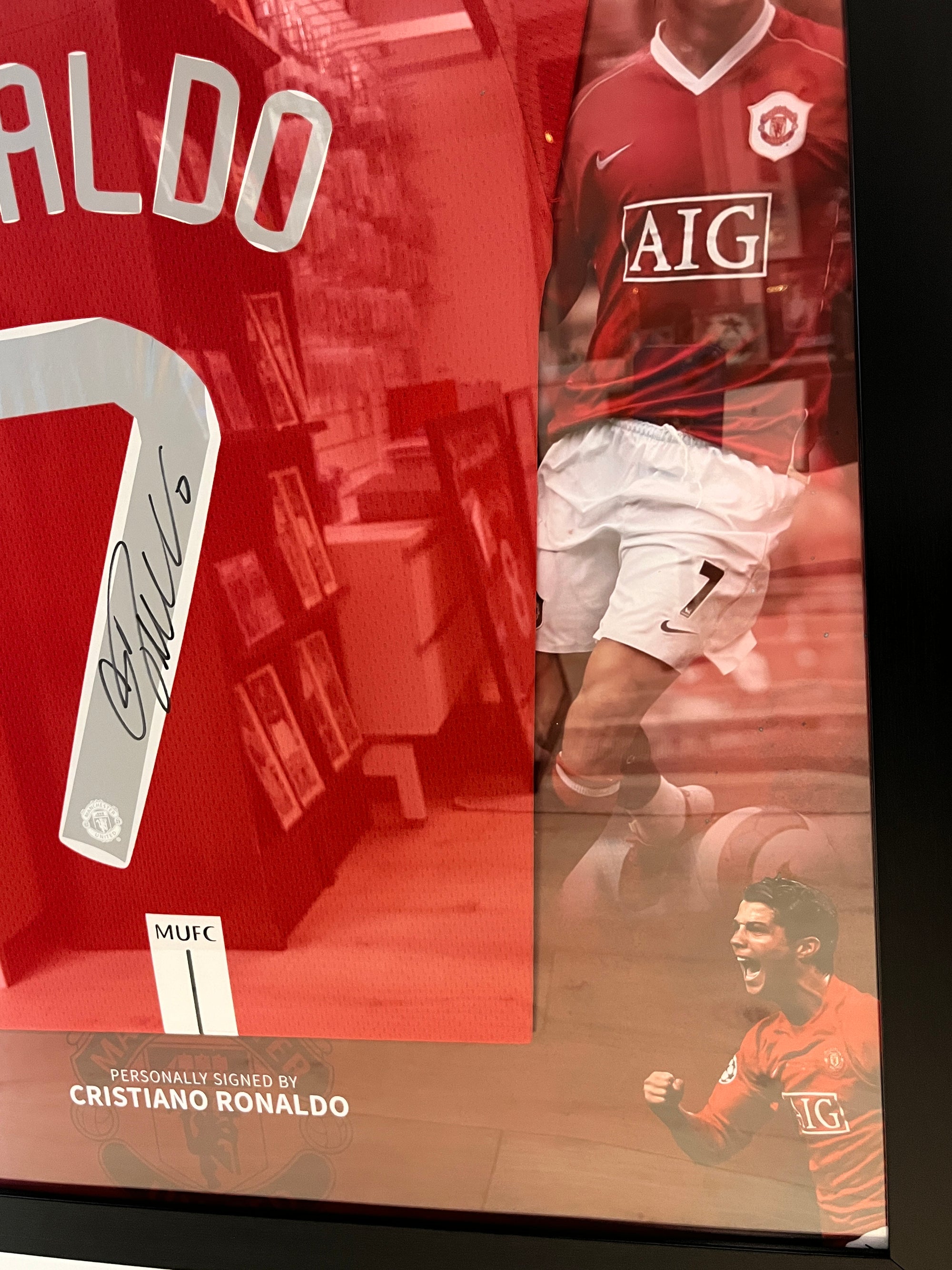 CRISTIANO RONALDO - FERDIG INNRAMMET DRAKT "ART-FRAME" MED EKTEHETSBEVIS/COA