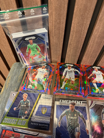 LEEDS UNITED - "SUPERLOT" - PRIZM 2020/21 - 34 PARALLELLER/INSERTS/NUMMERERTE OG 1 LAGSETT