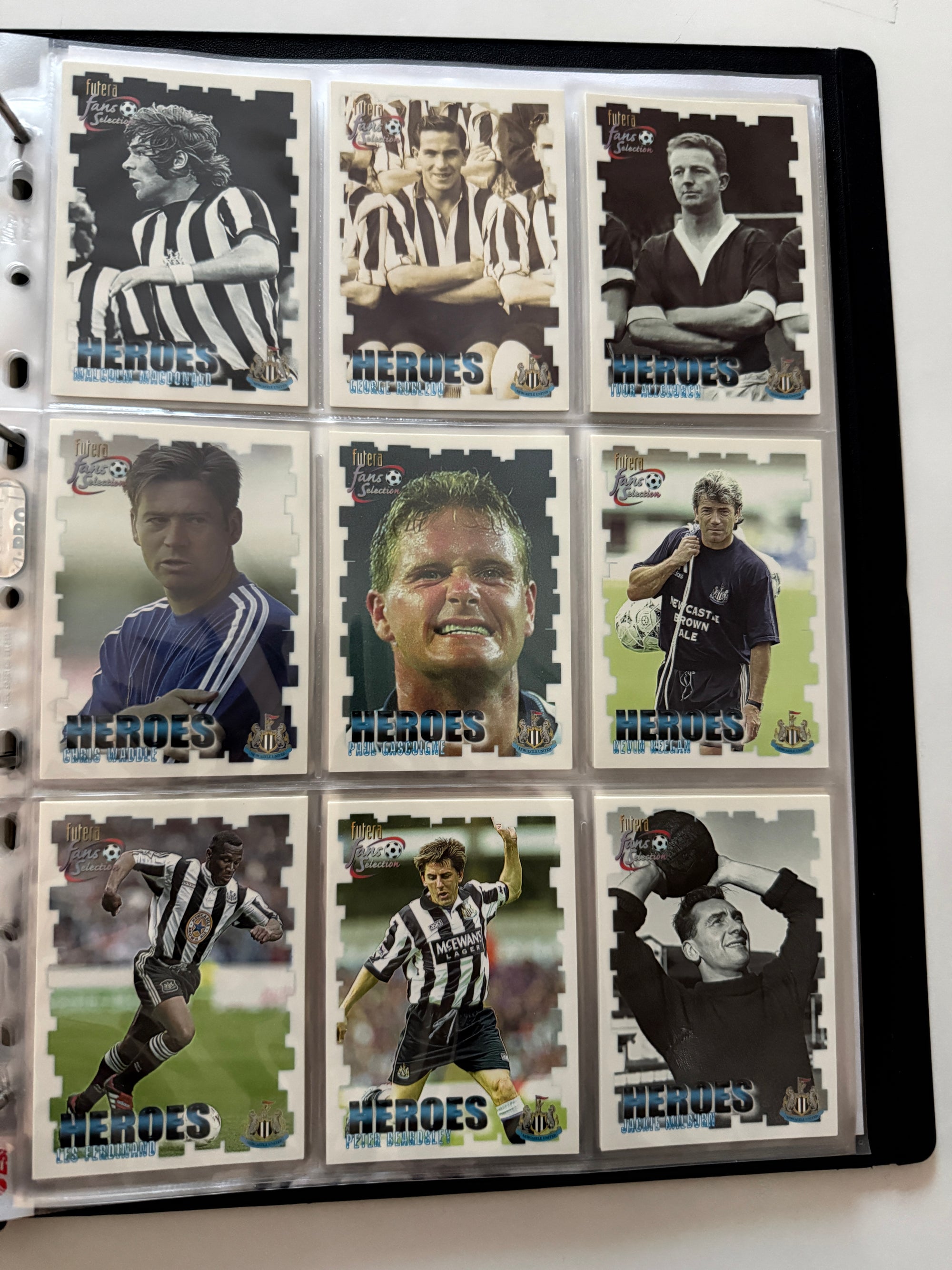 000. NEWCASTLE UNITED - FUTERA FANS SELECTION 1999 - KOMPLETT SETT + 9 CUTTING EDGE EMBOSED