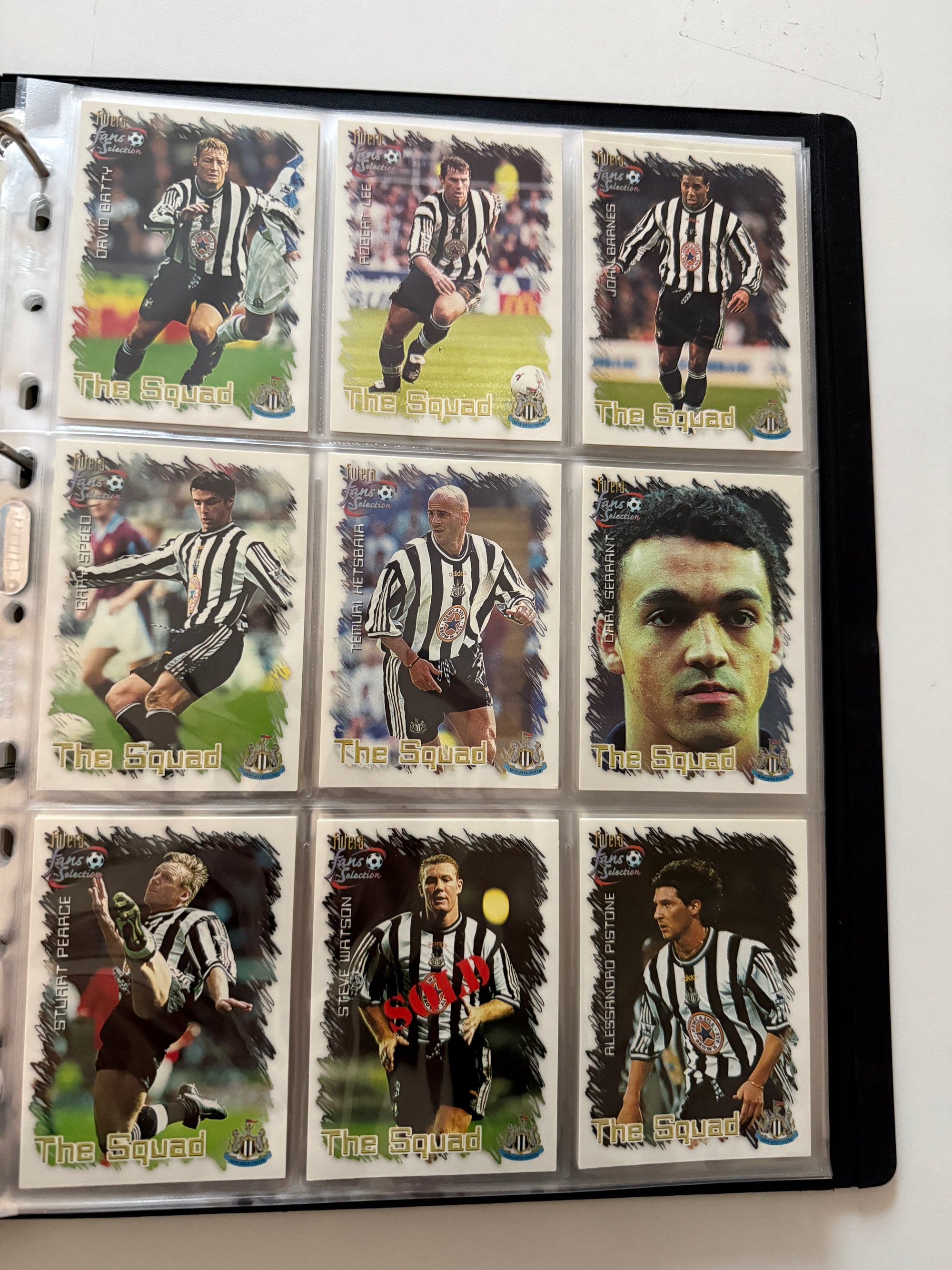 000. NEWCASTLE UNITED - FUTERA FANS SELECTION 1999 - KOMPLETT SETT + 9 CUTTING EDGE EMBOSED