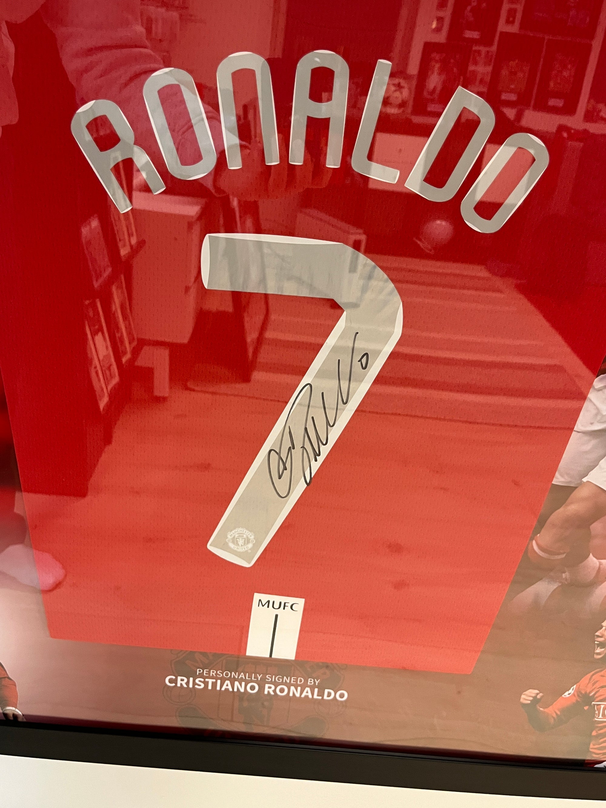 CRISTIANO RONALDO - FERDIG INNRAMMET DRAKT "ART-FRAME" MED EKTEHETSBEVIS/COA