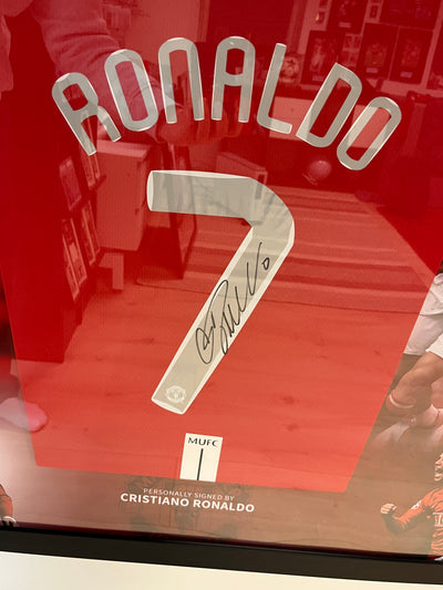 CRISTIANO RONALDO - FERDIG INNRAMMET DRAKT "ART-FRAME" MED EKTEHETSBEVIS/COA