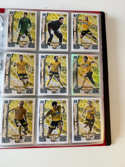 TIPPELIGAEN 2012 - KOMPLETT SERIE - BASE, TRENER, BADGE, INSERTS, PREMIEKORT & EN UÅPNET PAKKE