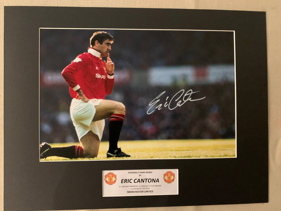 ERIC CANTONA - SIGNERT BILDE FERDIG INNRAMMET MED EKTEHETSBEVIS/COA