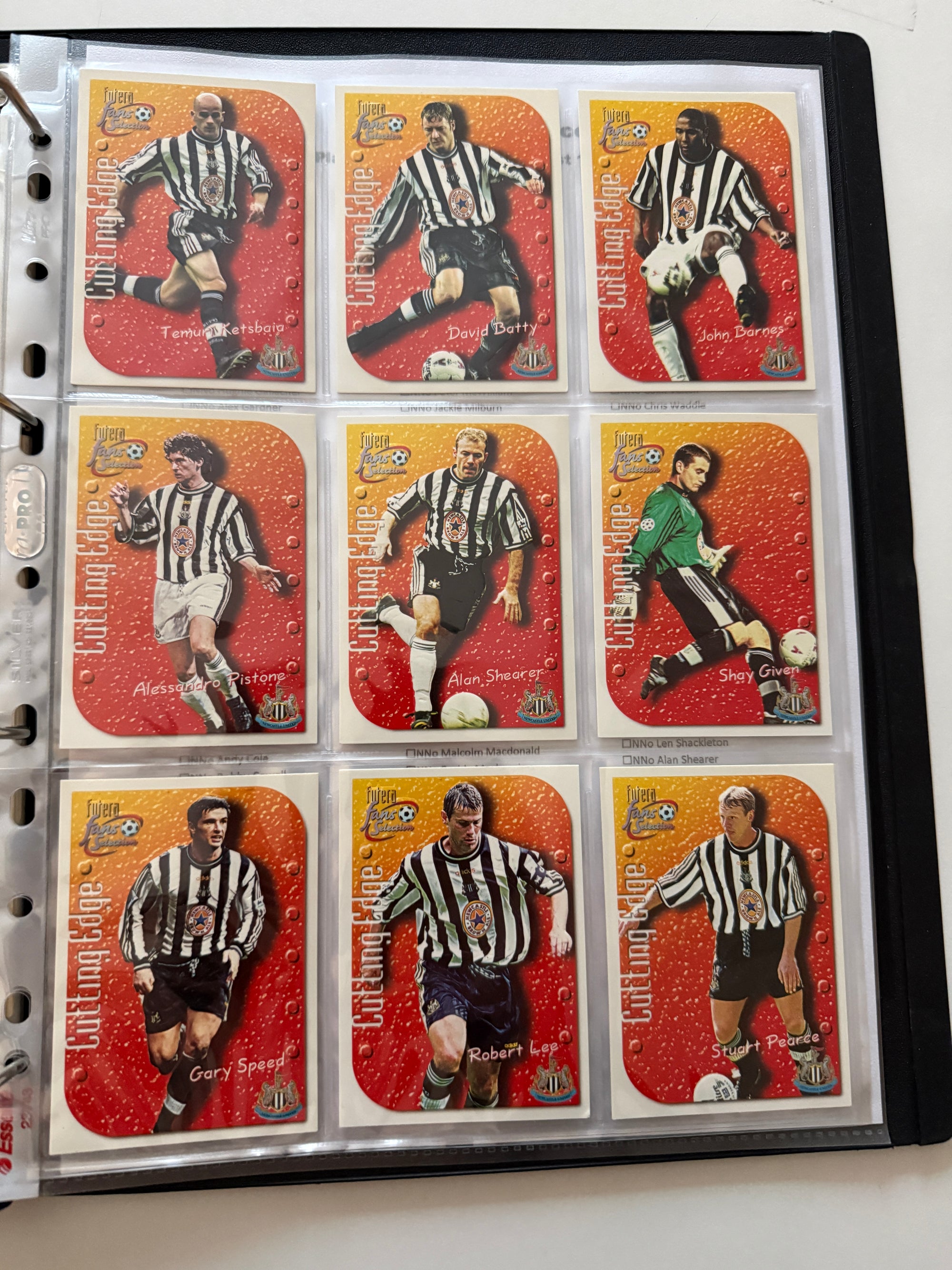 000. NEWCASTLE UNITED - FUTERA FANS SELECTION 1999 - KOMPLETT SETT + 9 CUTTING EDGE EMBOSED