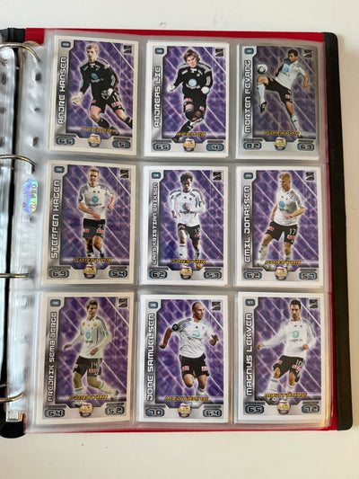 TIPPELIGAEN 2012 - KOMPLETT SERIE - BASE, TRENER, BADGE, INSERTS, PREMIEKORT & EN UÅPNET PAKKE