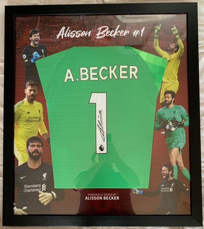 ALISSON BECKER - SIGNERT OG FERDIG INNRAMMET DRAKT "ART-FRAME" MED EKTEHETSBEVIS/COA