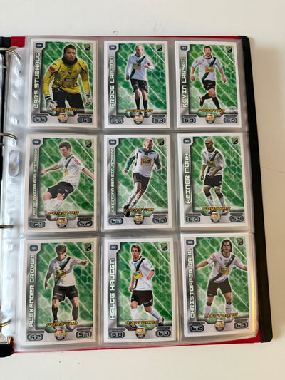 TIPPELIGAEN 2012 - KOMPLETT SERIE - BASE, TRENER, BADGE, INSERTS, PREMIEKORT & EN UÅPNET PAKKE