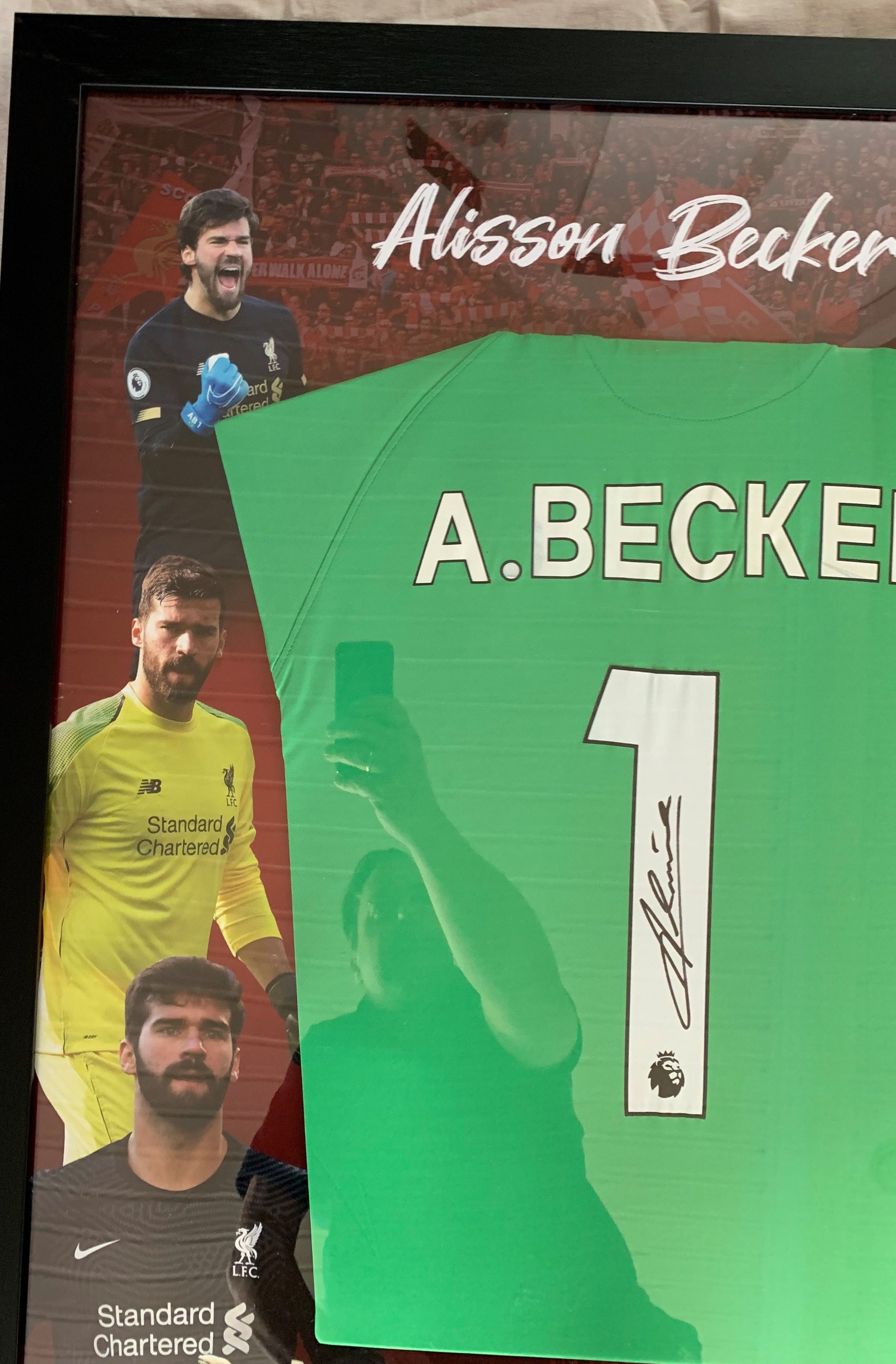 ALISSON BECKER - SIGNERT OG FERDIG INNRAMMET DRAKT "ART-FRAME" MED EKTEHETSBEVIS/COA