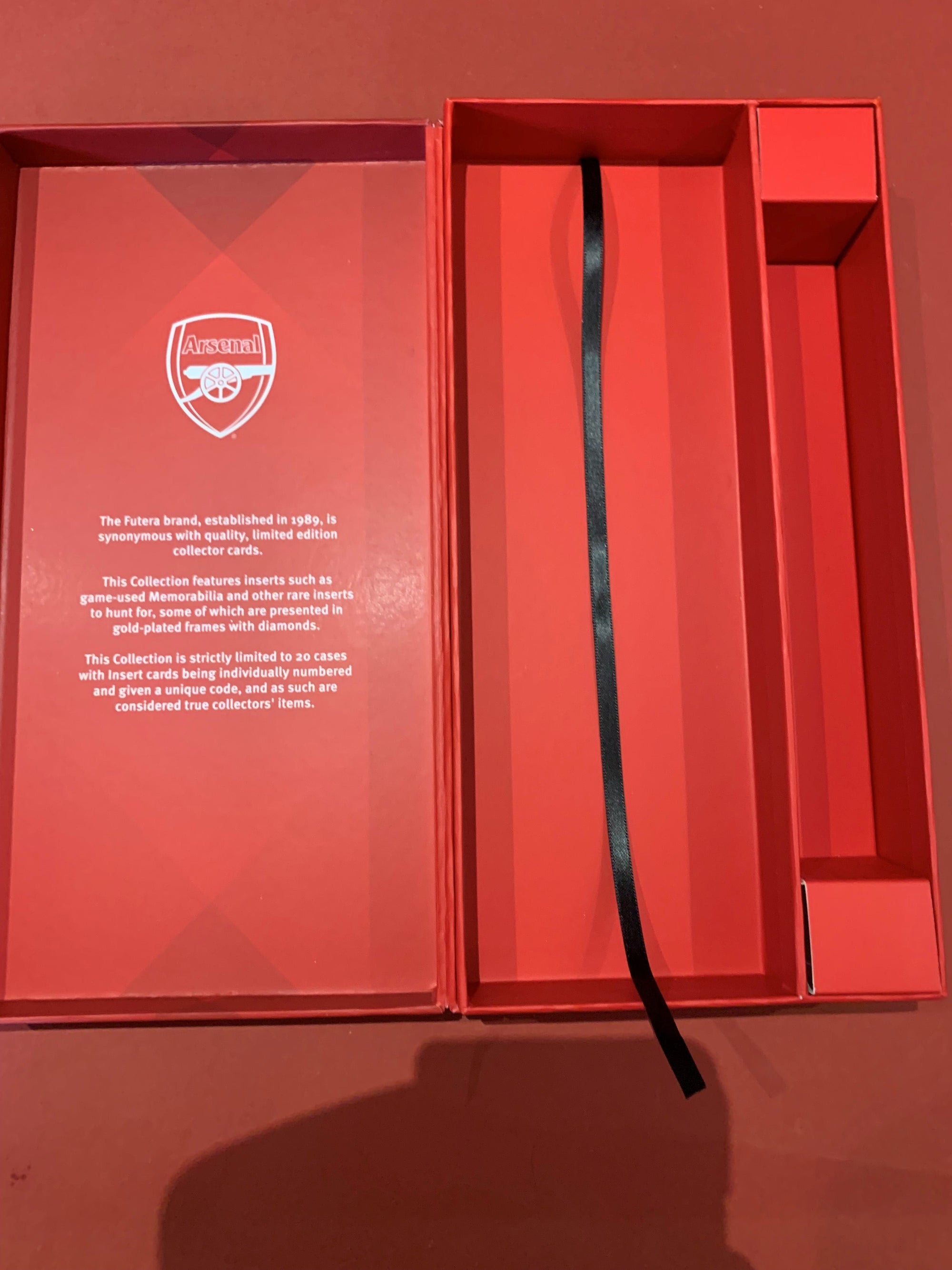 ARSENAL - TOM  FUTERA SAMLEBOKS