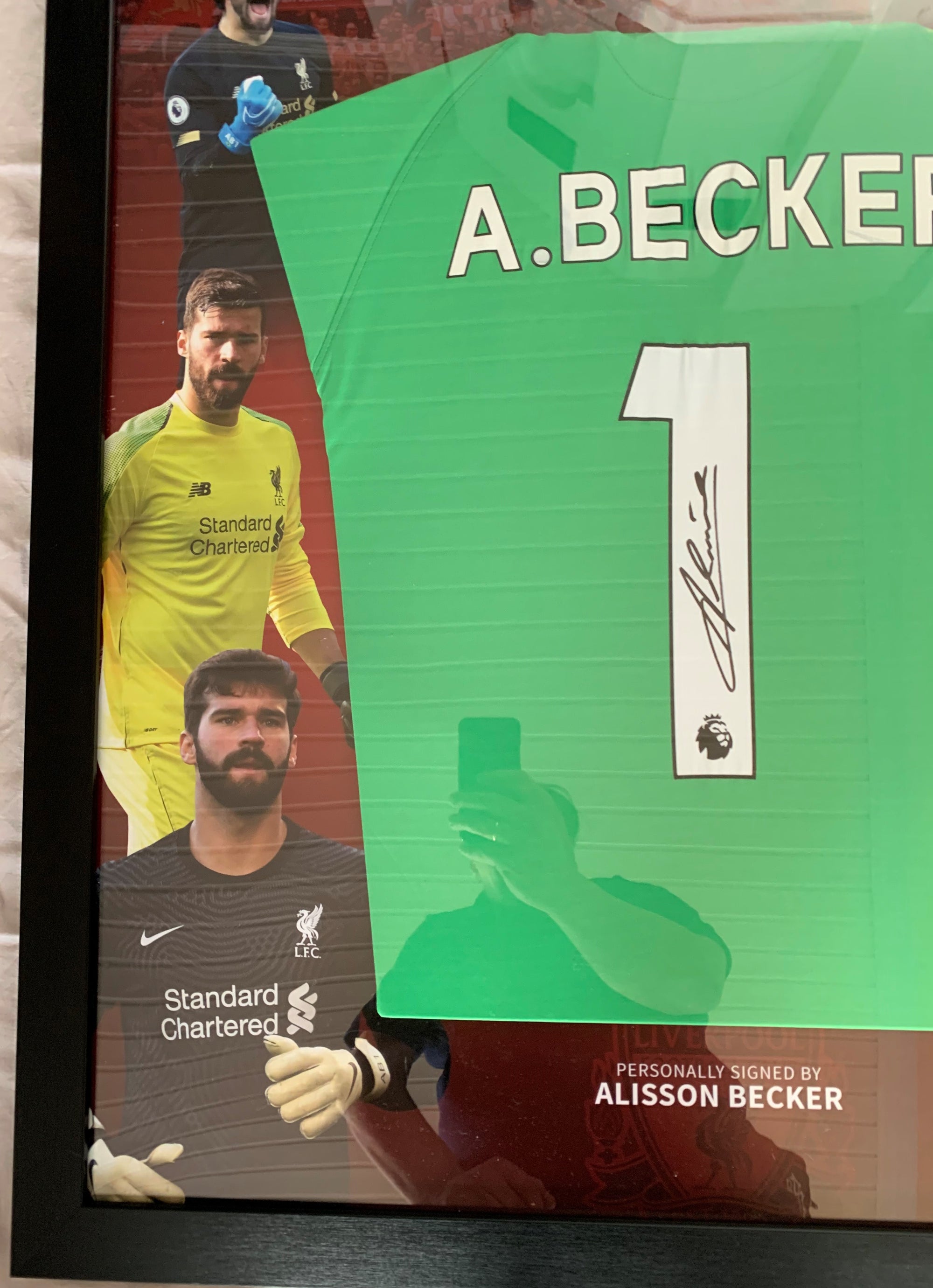 ALISSON BECKER - SIGNERT OG FERDIG INNRAMMET DRAKT "ART-FRAME" MED EKTEHETSBEVIS/COA