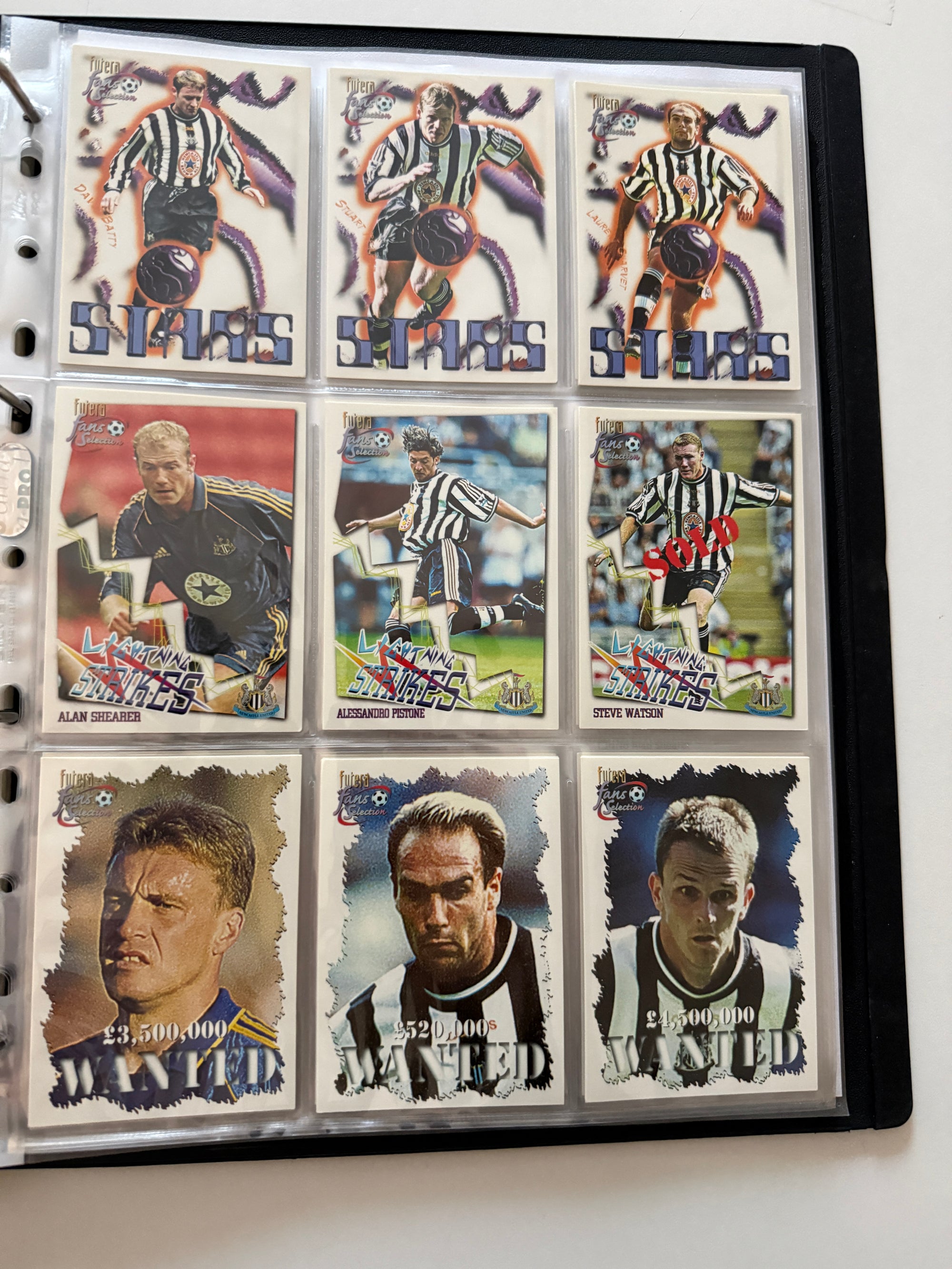 000. NEWCASTLE UNITED - FUTERA FANS SELECTION 1999 - KOMPLETT SETT + 9 CUTTING EDGE EMBOSED