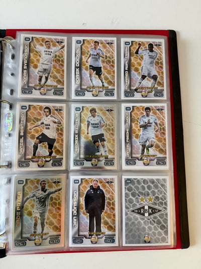 TIPPELIGAEN 2012 - KOMPLETT SERIE - BASE, TRENER, BADGE, INSERTS, PREMIEKORT & EN UÅPNET PAKKE