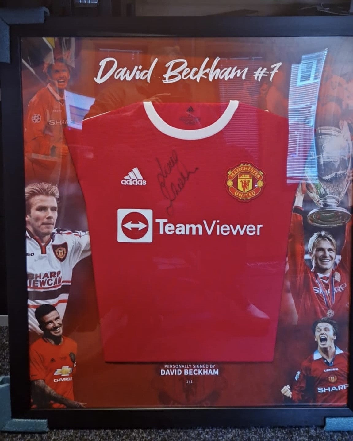 DAVID BECKHAM - SIGNERT DRAKT INNRAMMET I ART-FRAME MED EKTEHETSBEVIS/COA