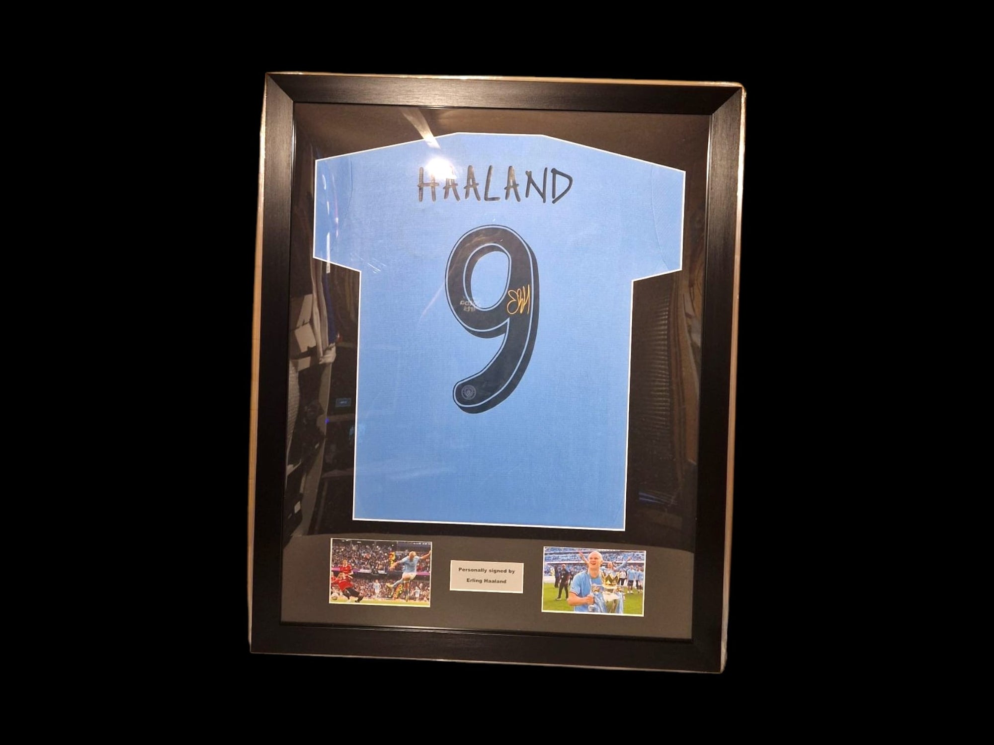 ERLING HAALAND - SIGNERT FERDIG INNRAMMET DRAKT MED EKTEHETSBEVIS/COA
