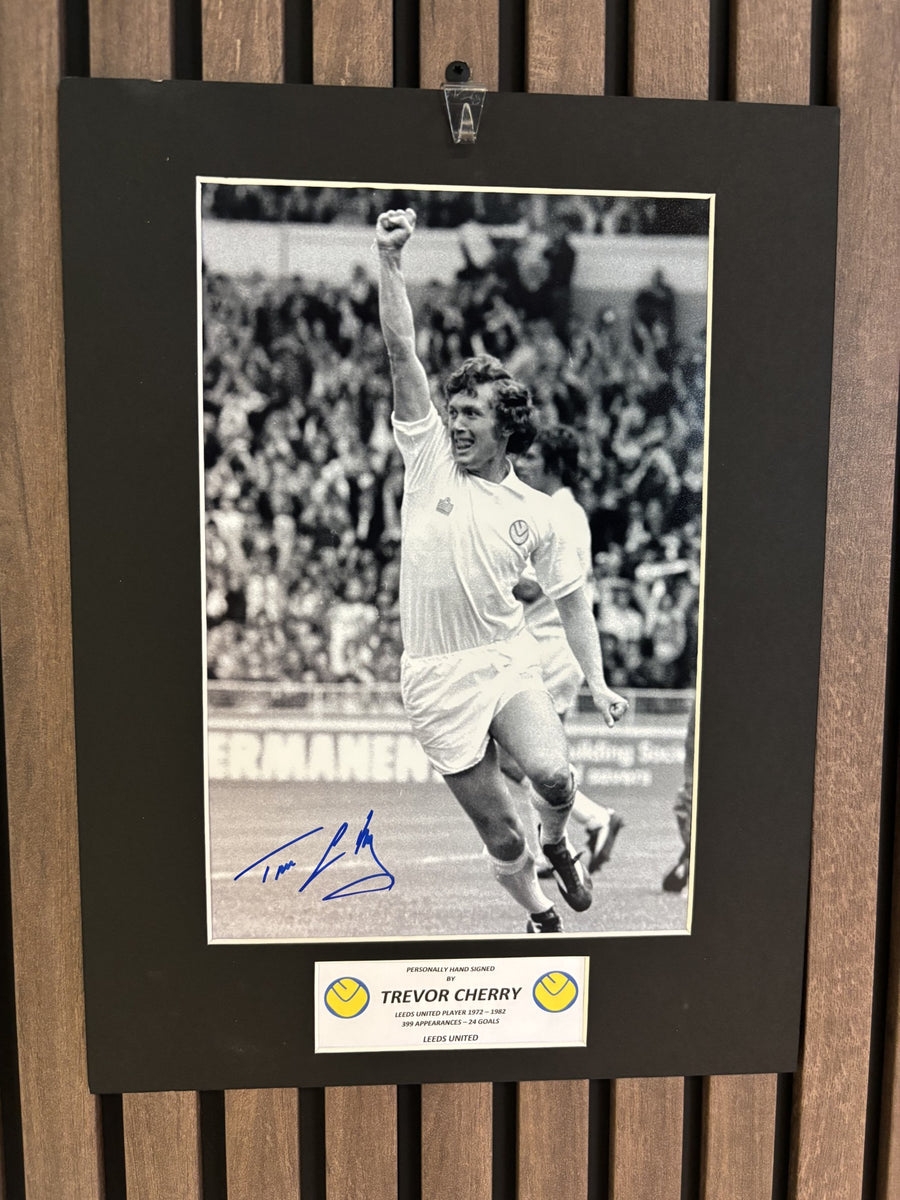 TREVOR CHERRY - SIGNERT BILDE MED EKTEHETSBEVIS/COA