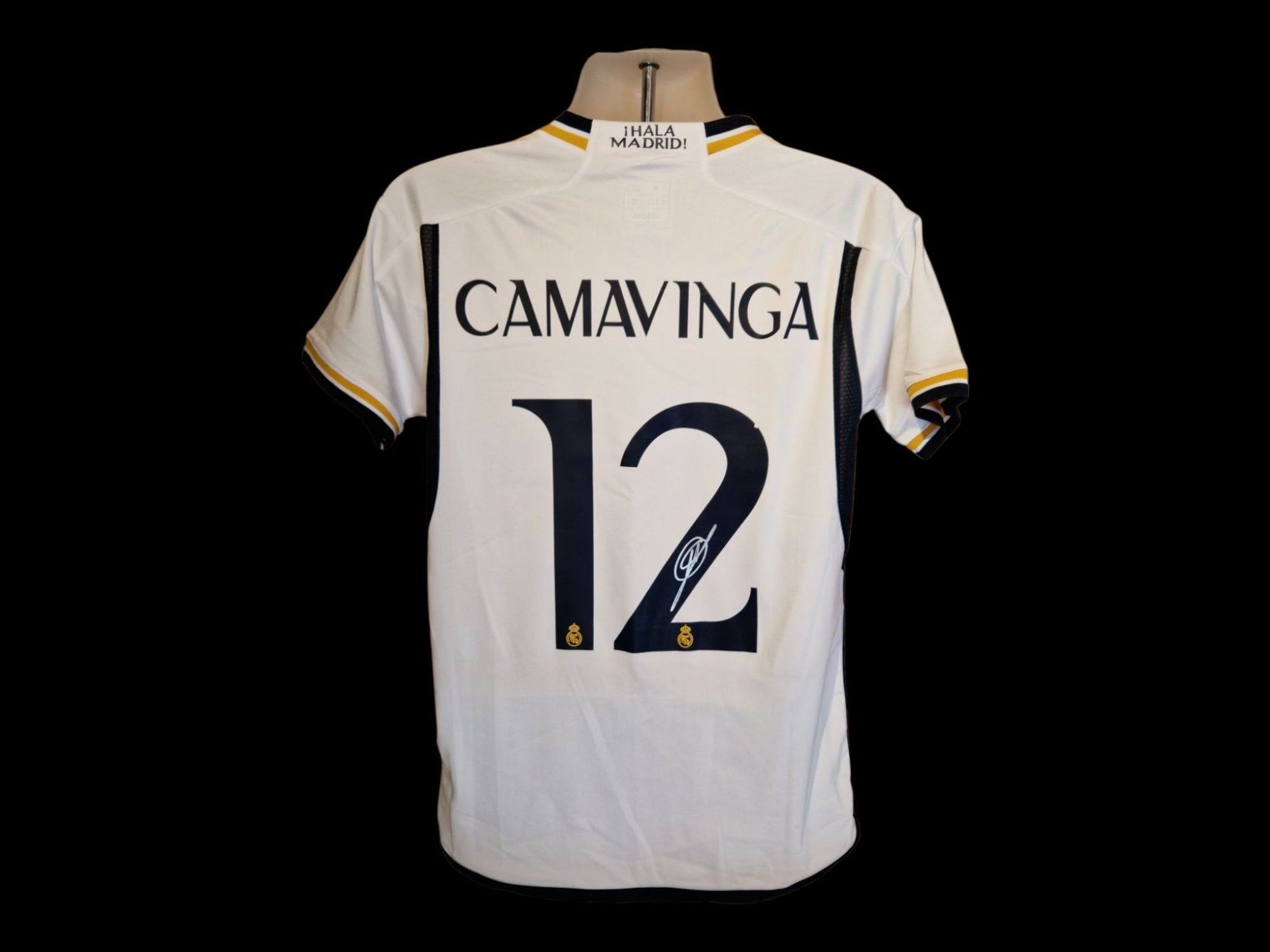 EDUARDO CAMAVINGA - SIGNERT DRAKT MED EKTEHETSBEVIS/COA