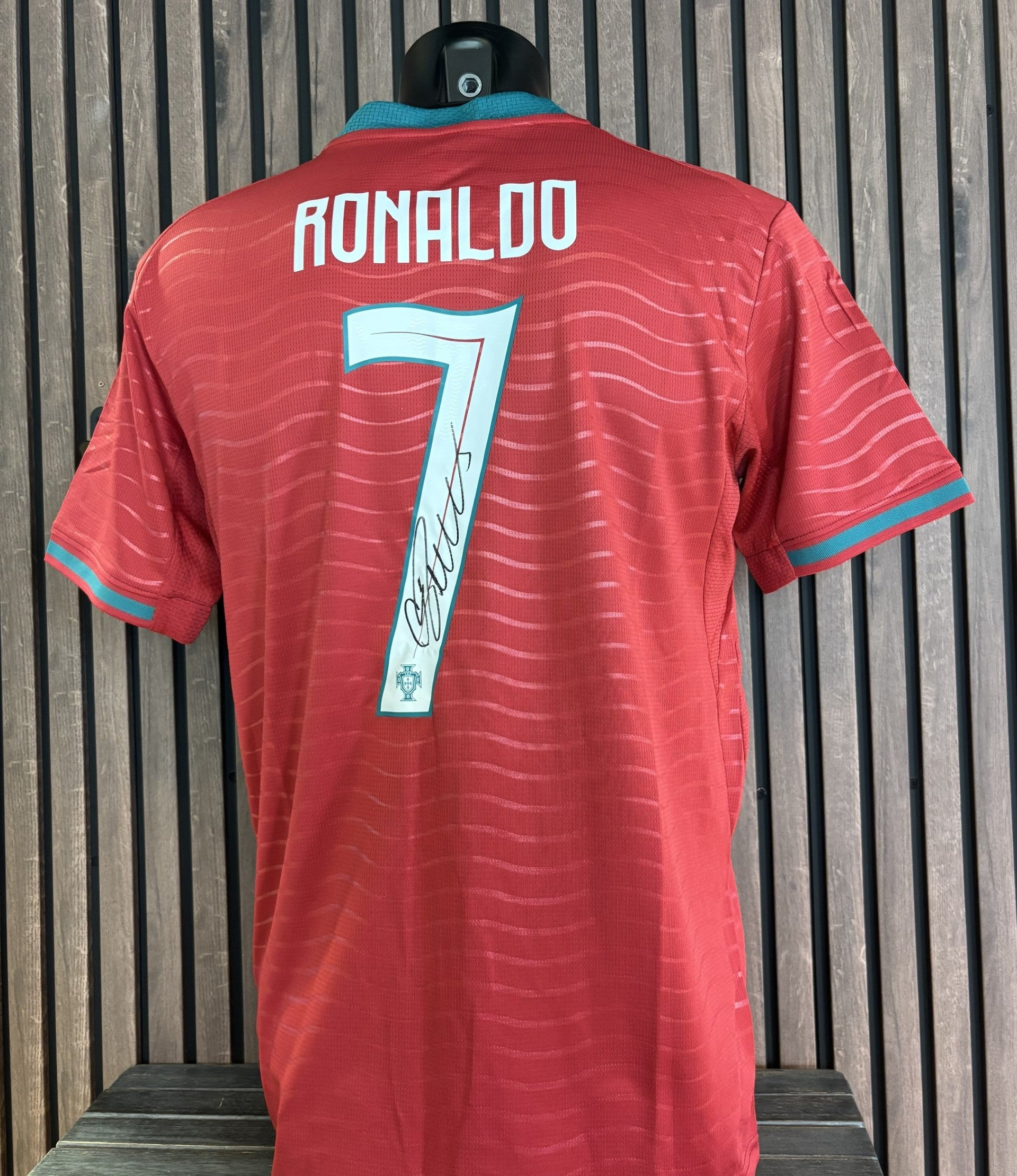 CRISTIANO RONALDO - SIGNERT DRAKT MED EKTEHETSBEVIS/COA