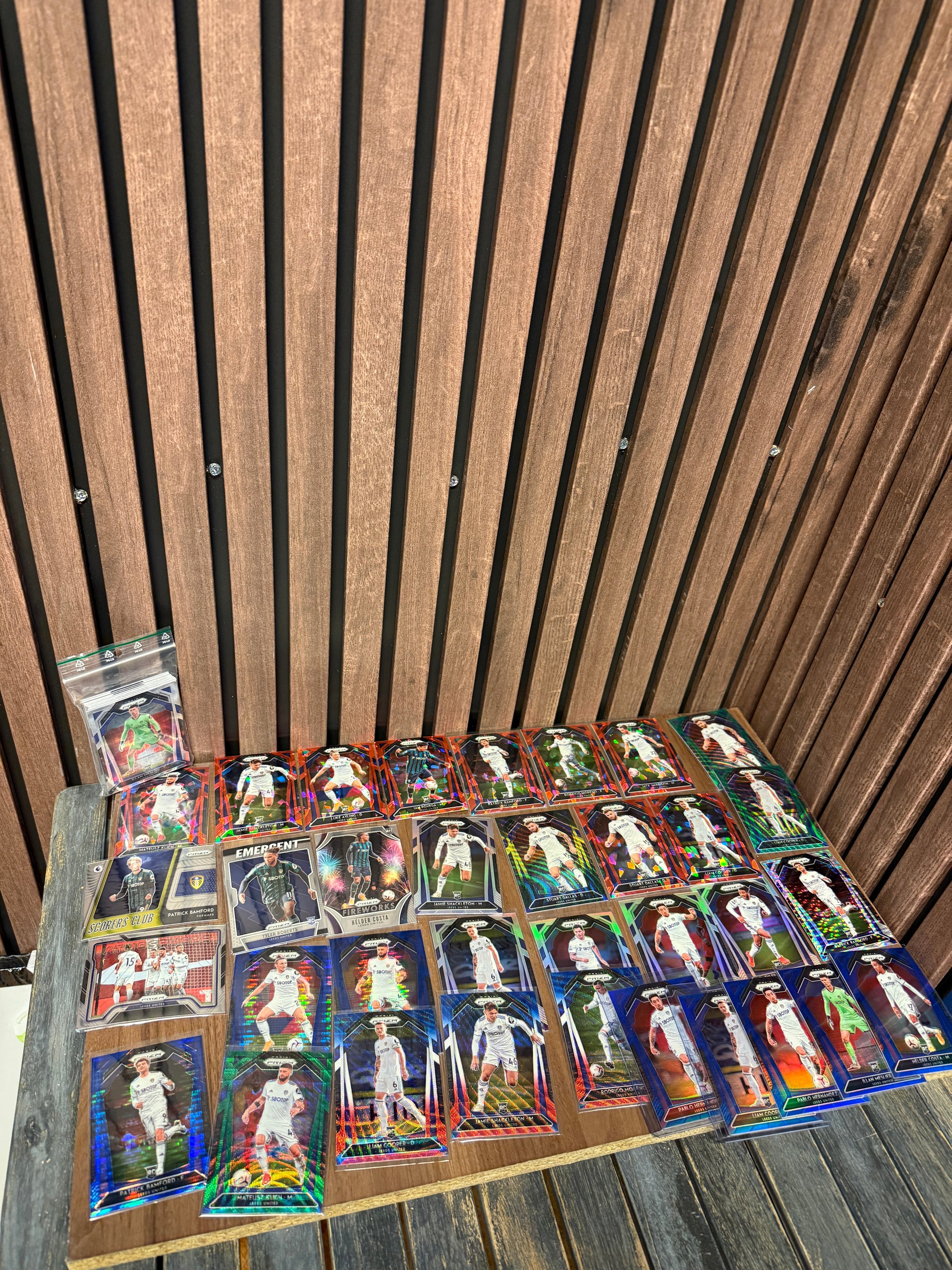 LEEDS UNITED - "SUPERLOT" - PRIZM 2020/21 - 34 PARALLELLER/INSERTS/NUMMERERTE OG 1 LAGSETT