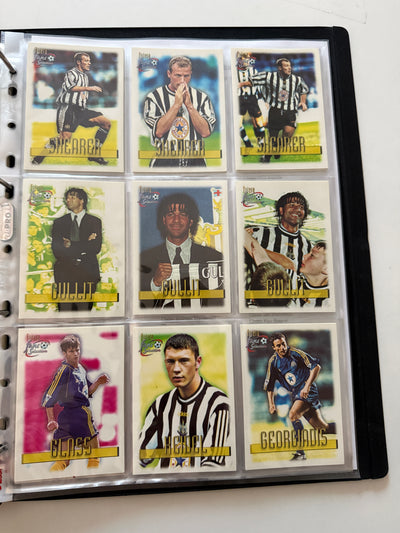 000. NEWCASTLE UNITED - FUTERA FANS SELECTION 1999 - KOMPLETT SETT + 9 CUTTING EDGE EMBOSED