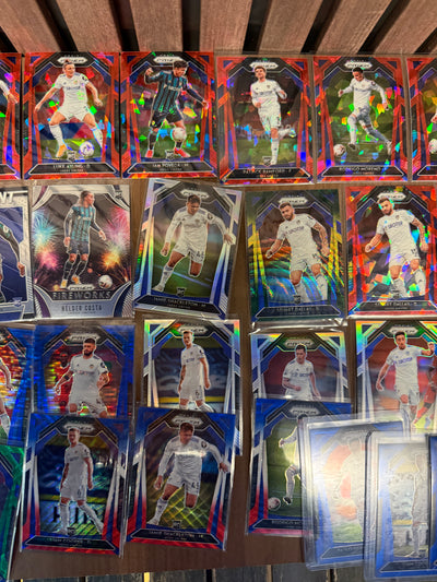 LEEDS UNITED - "SUPERLOT" - PRIZM 2020/21 - 34 PARALLELLER/INSERTS/NUMMERERTE OG 1 LAGSETT