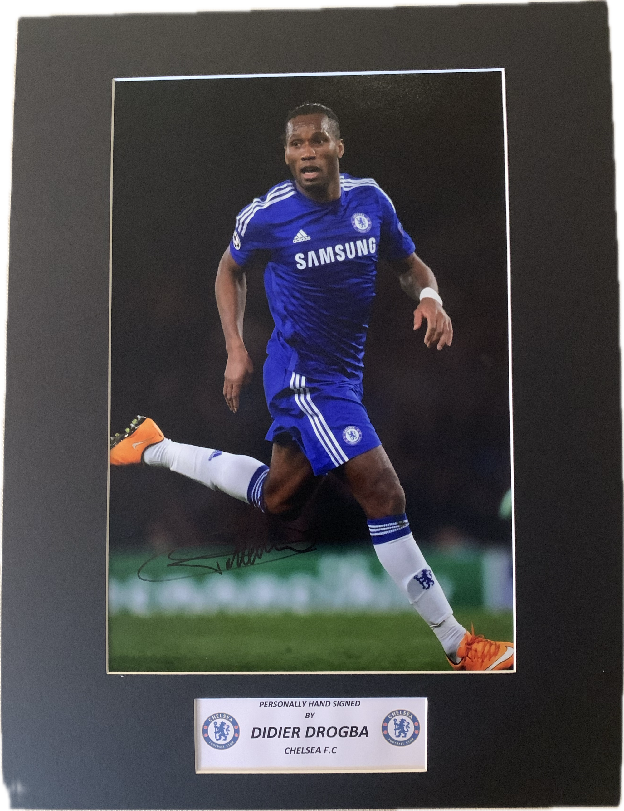 DIDIER DROGBA - SIGNERT BILDE MED EKTEHETSBEVIS/COA