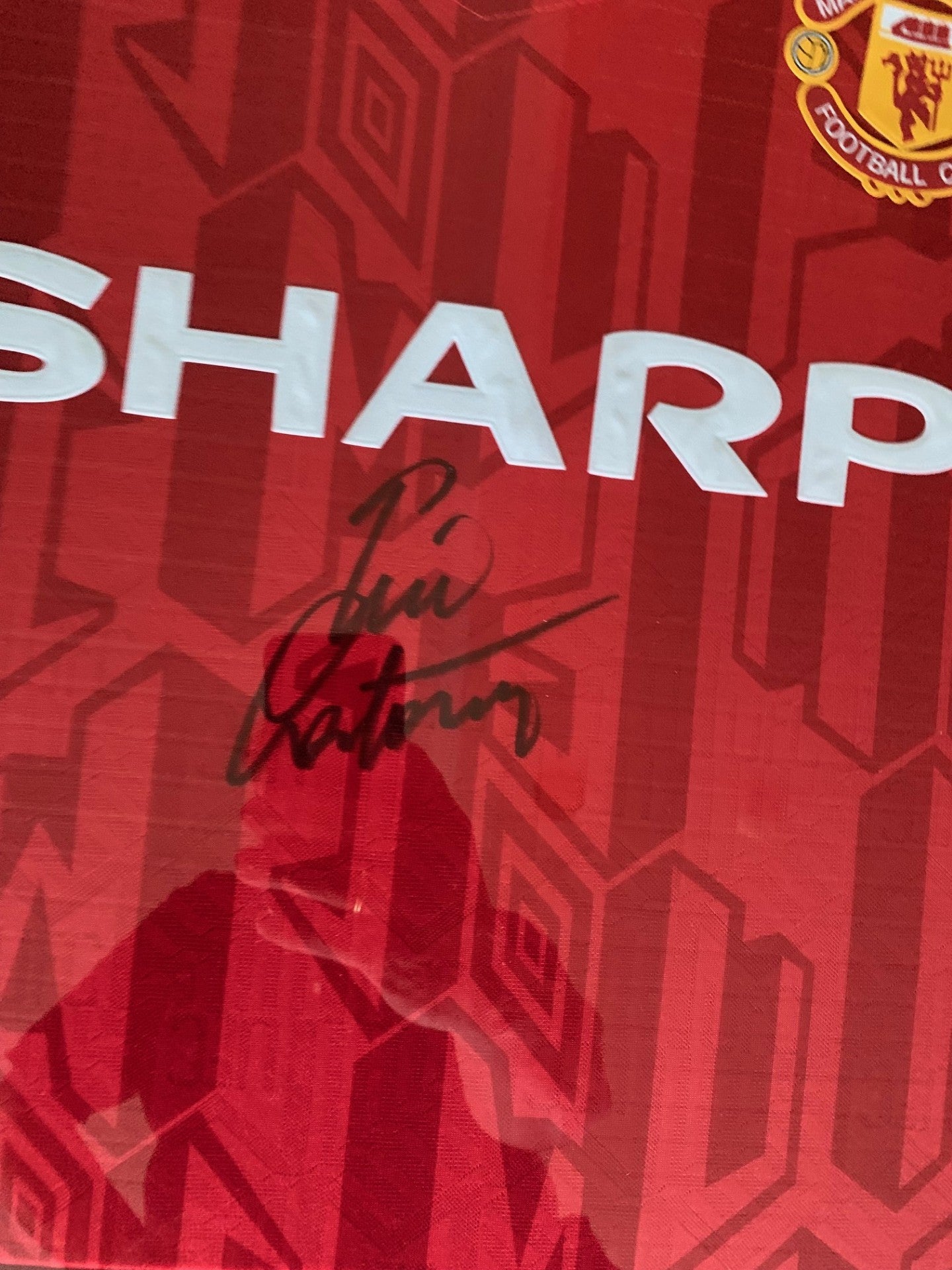 ERIC CANTONA - FERDIG INNRAMMET i "ART-FRAME"  OG SIGNERT DRAKT MED EKTEHETSBEVIS/COA