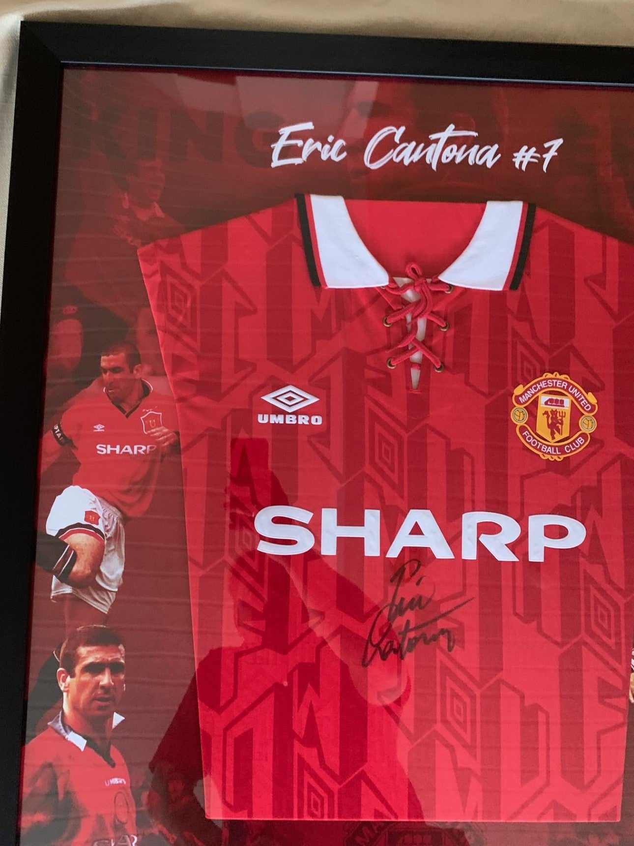 ERIC CANTONA - FERDIG INNRAMMET i "ART-FRAME"  OG SIGNERT DRAKT MED EKTEHETSBEVIS/COA