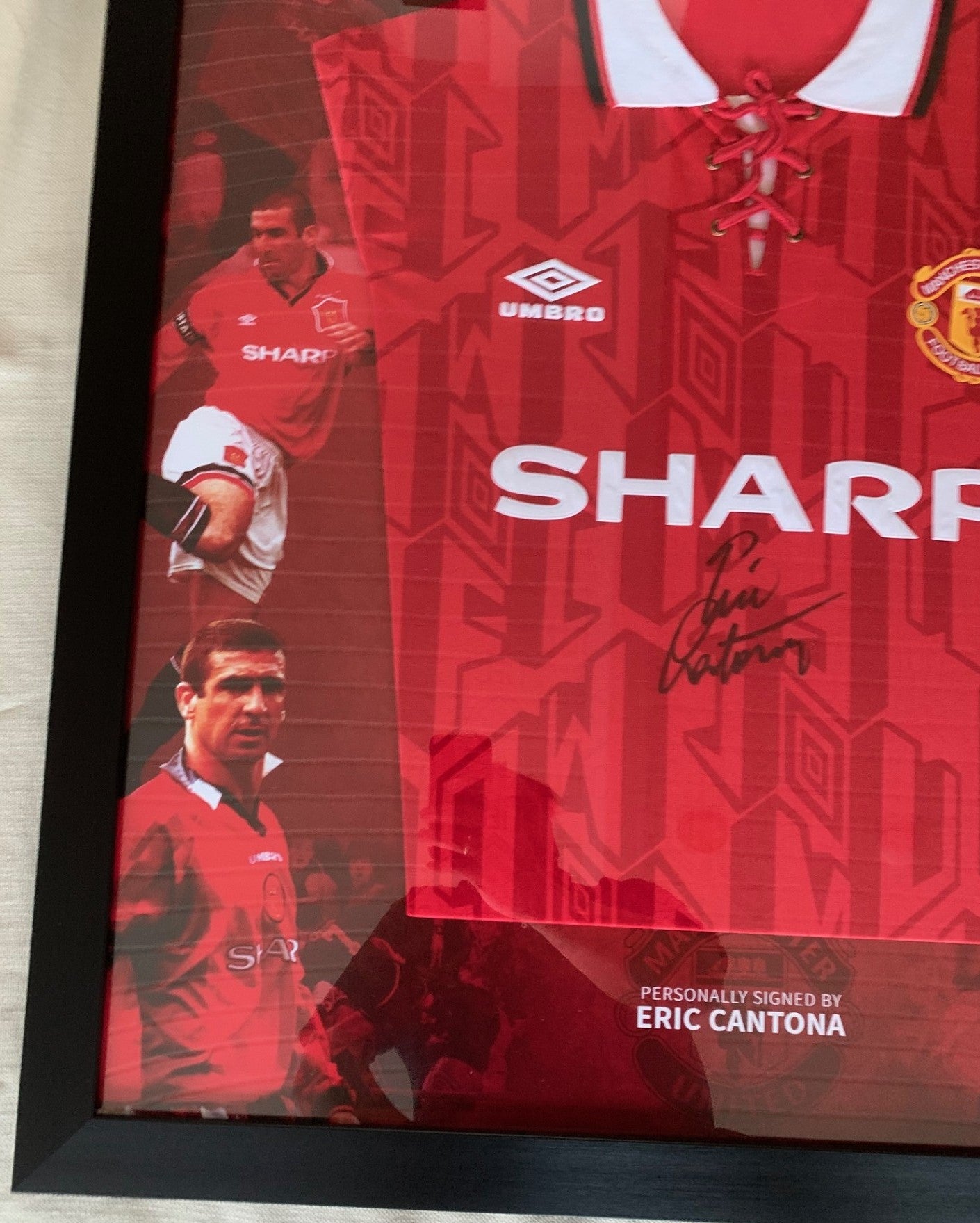 ERIC CANTONA - FERDIG INNRAMMET i "ART-FRAME"  OG SIGNERT DRAKT MED EKTEHETSBEVIS/COA