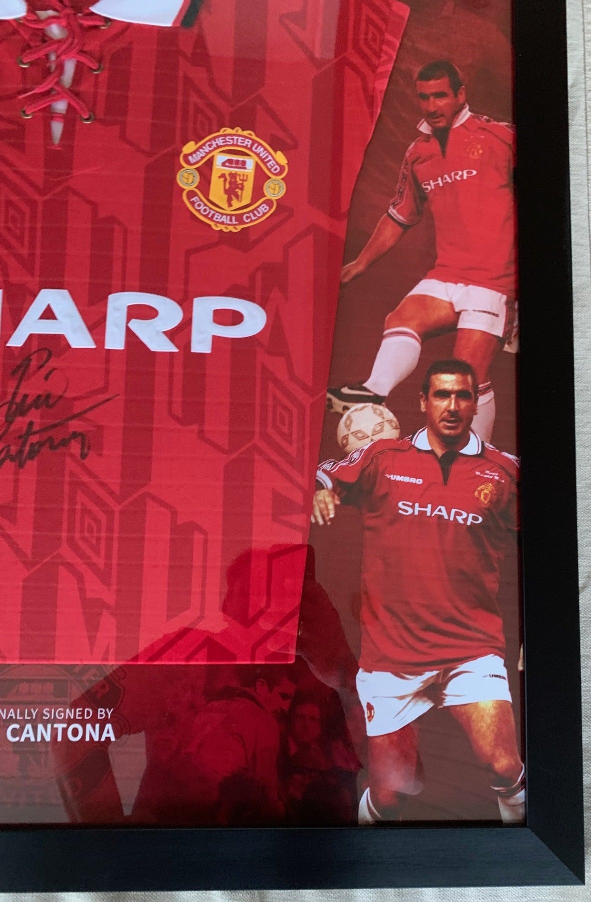ERIC CANTONA - FERDIG INNRAMMET i "ART-FRAME"  OG SIGNERT DRAKT MED EKTEHETSBEVIS/COA