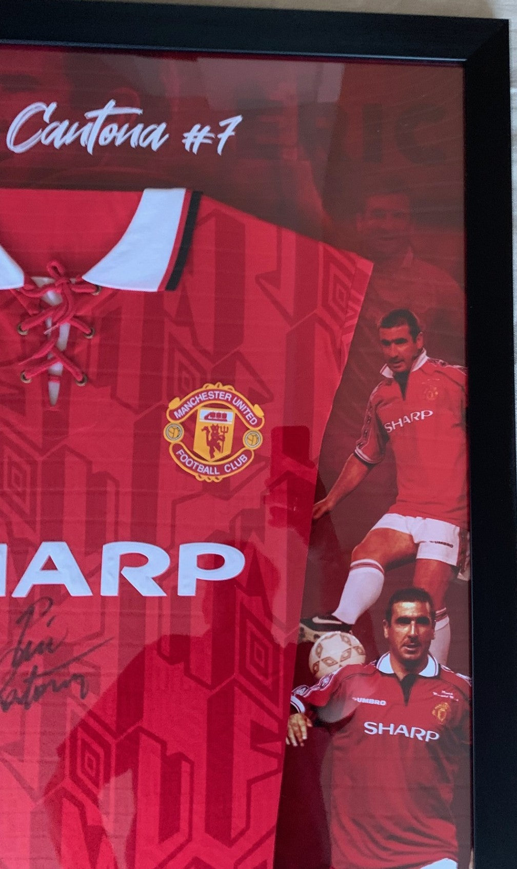 ERIC CANTONA - FERDIG INNRAMMET i "ART-FRAME"  OG SIGNERT DRAKT MED EKTEHETSBEVIS/COA
