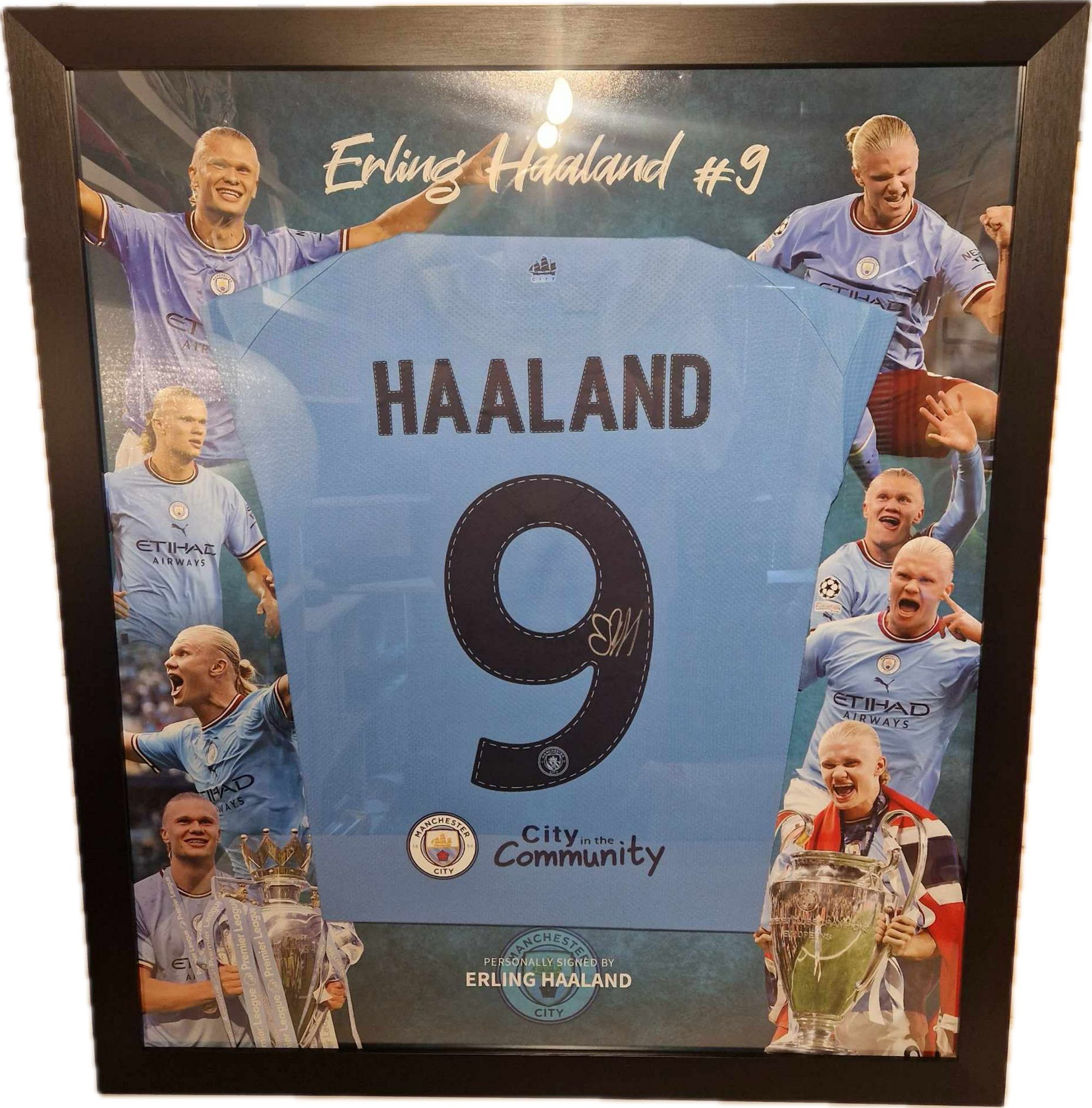 ERLING BRAUT HAALAND - SIGNERT DRAKT I ART-FRAME MED EKTEHETSBEVIS/COA