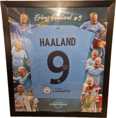 ERLING BRAUT HAALAND - SIGNERT DRAKT I ART-FRAME MED EKTEHETSBEVIS/COA