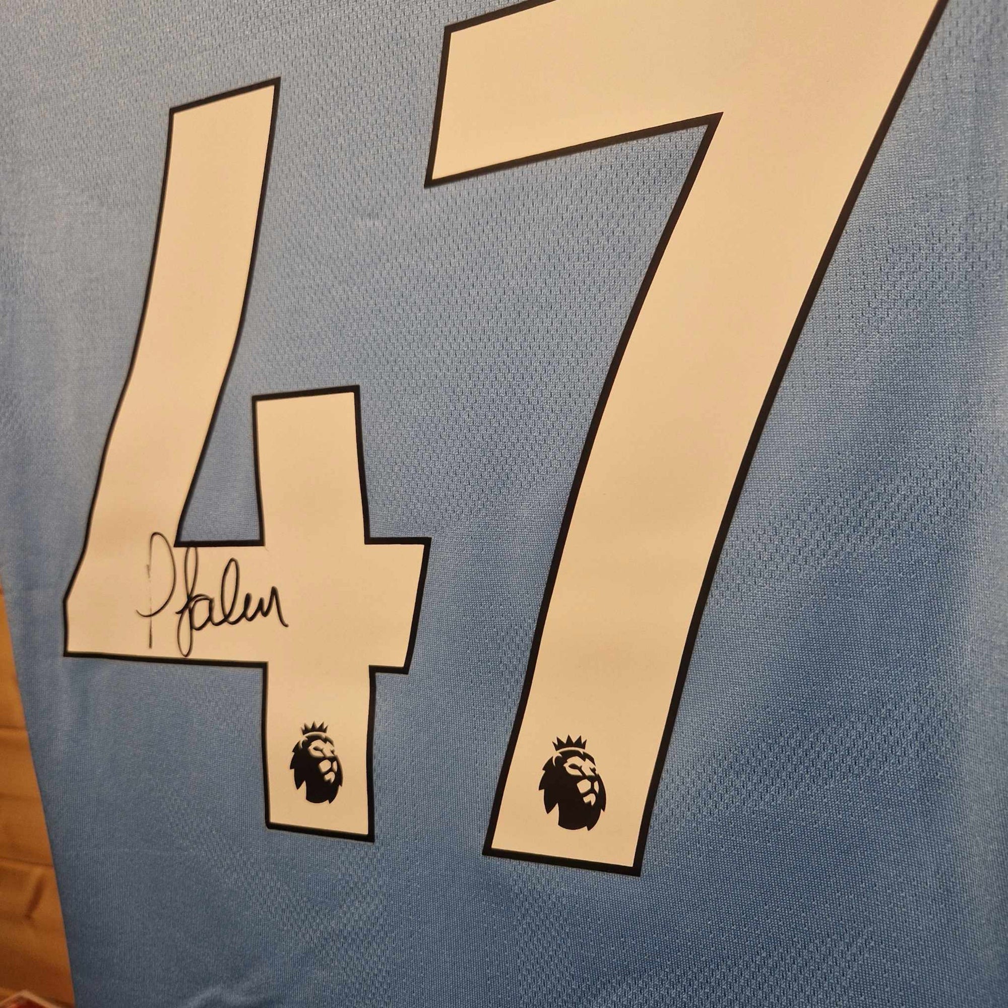 PHIL FODEN - SIGNERT DRAKT MED EKTEHETSBEVIS/COA