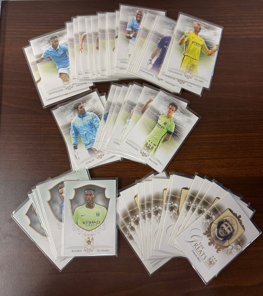 000. FUTERA MANCHESTER CITY 2016 - LOT - 47 ULIKE KORT - NESTEN KOMPLETT SETT - BASE, ROOKIES OG "THE GREATS"