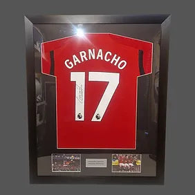ALEJANDRO GARNACHO - FERDIG INNRAMMET SIGNERT DRAKT MED EKTEHETSBEVIS/COA