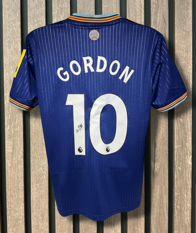 ANTHONY GORDON - SIGNERT DRAKT MED EKTEHETSBEVIS/COA