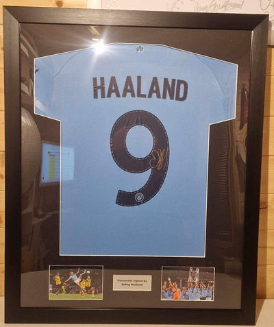 ERLING BRAUT HAALAND - SIGNERT OG INNRAMMET DRAKT MED EKTEHETSBEVIS/COA