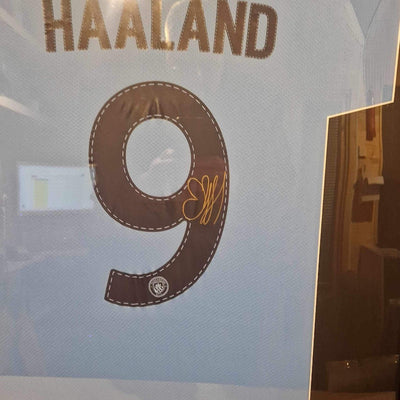 ERLING BRAUT HAALAND - SIGNERT OG INNRAMMET DRAKT MED EKTEHETSBEVIS/COA