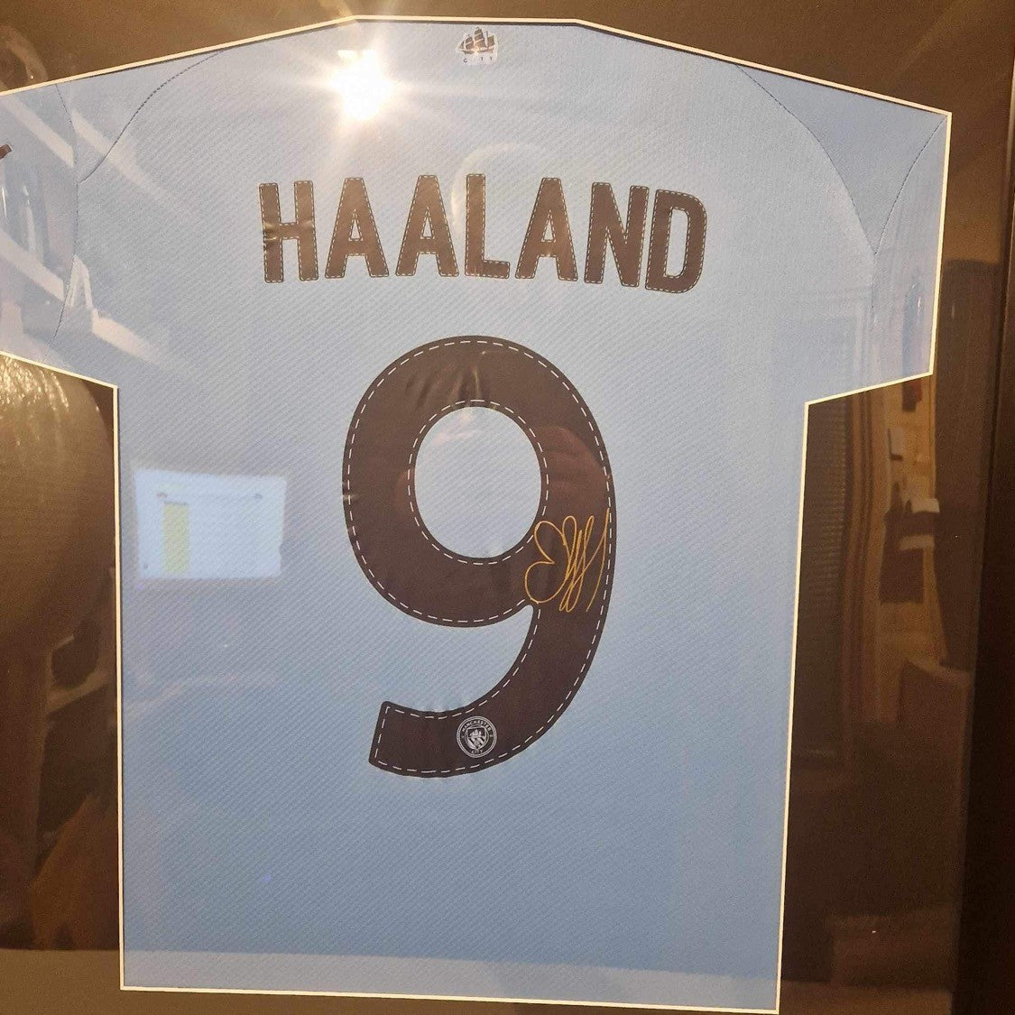ERLING BRAUT HAALAND - SIGNERT OG INNRAMMET DRAKT MED EKTEHETSBEVIS/COA