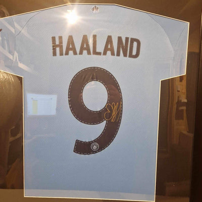 ERLING BRAUT HAALAND - SIGNERT OG INNRAMMET DRAKT MED EKTEHETSBEVIS/COA