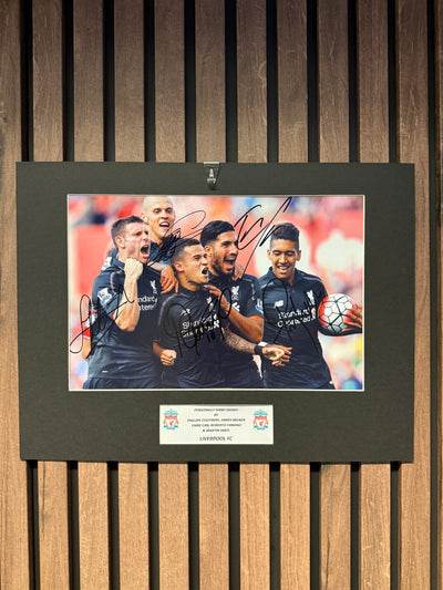 ROBERTO FIRMINO, PHILLIPE COUTINHO, JAMES MILNER, EMRE CAN & MARTIN SKRTL - "MULTISIGNERT" BILDE MED EKTEHETSBEVIS/COA