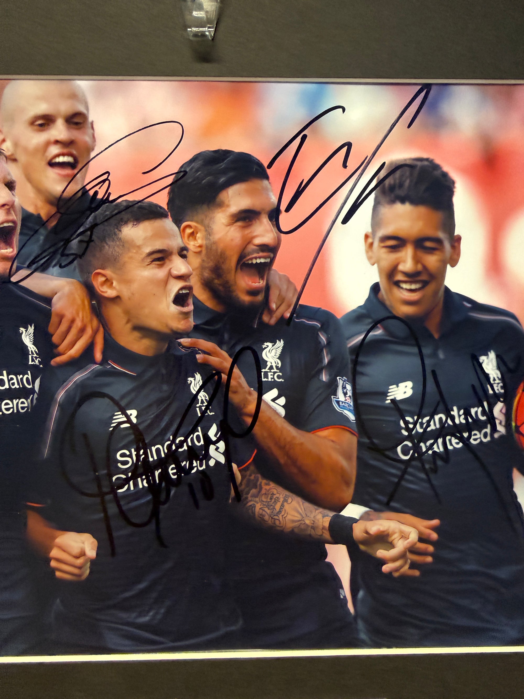 ROBERTO FIRMINO, PHILLIPE COUTINHO, JAMES MILNER, EMRE CAN & MARTIN SKRTL - "MULTISIGNERT" BILDE MED EKTEHETSBEVIS/COA